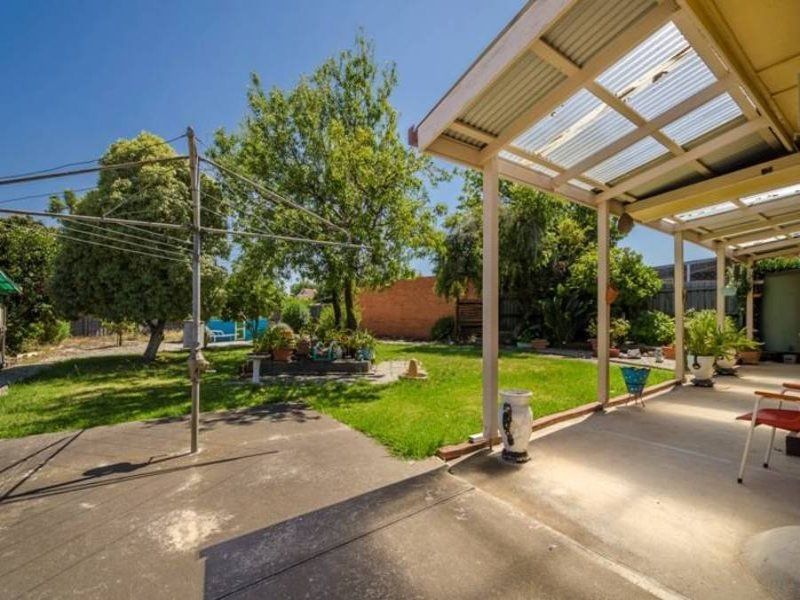 14 Almond Avenue, Brooklyn - Thumbnail 4