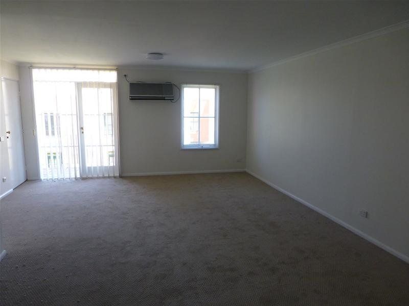 Walking Distance to Hospitals and Transport!