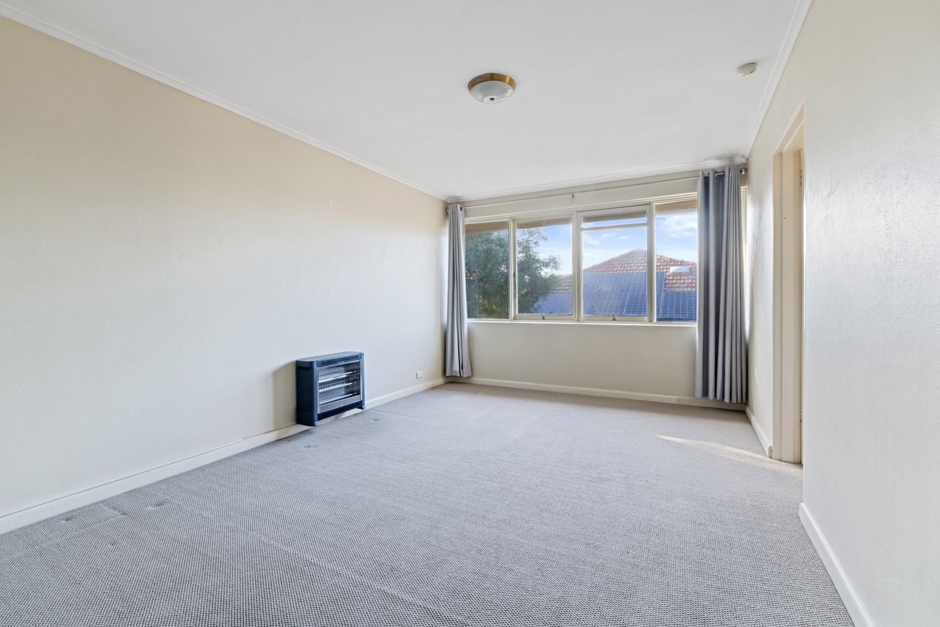 2 Bedroom Apartment In Sought After Suburb