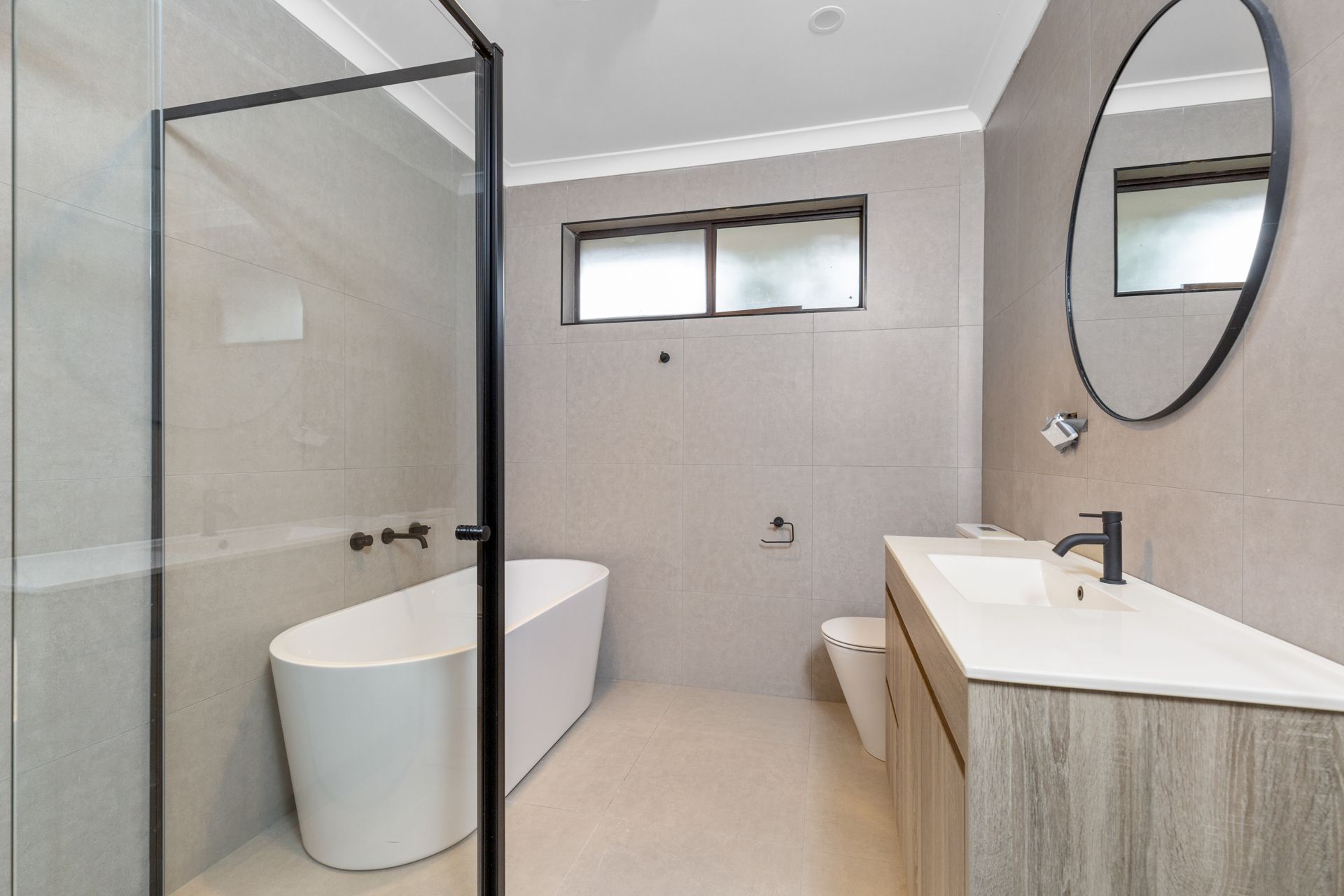 FRESHLY RENOVATED FAMILY HOME IN PERFECTLY LOCATED!