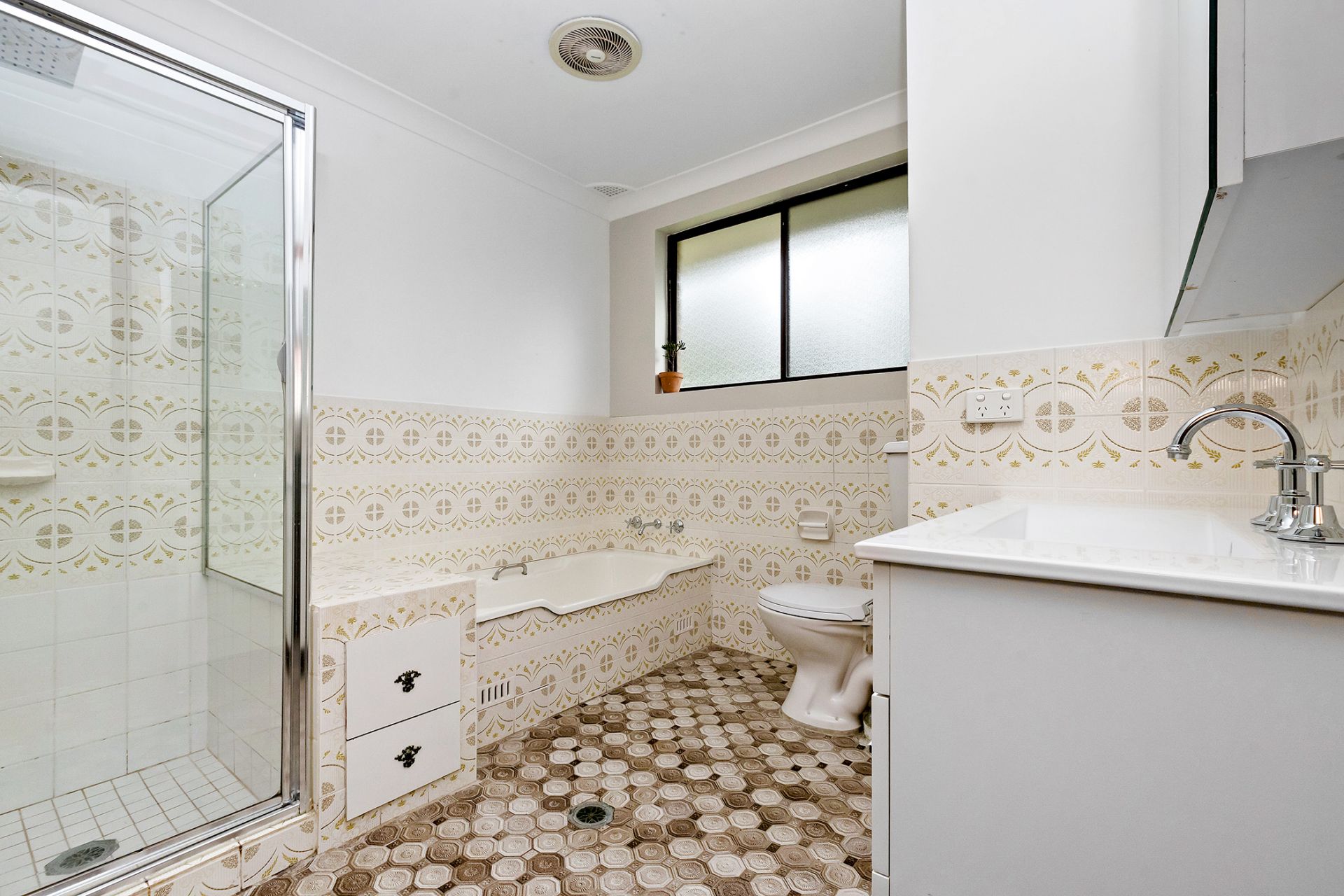 Real Estate For Lease 10 Waterside Close Point Clare , NSW