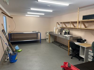 PROMINENTLY LOCATED INDUSTRIAL WITH FULLY FITTED CAFE!