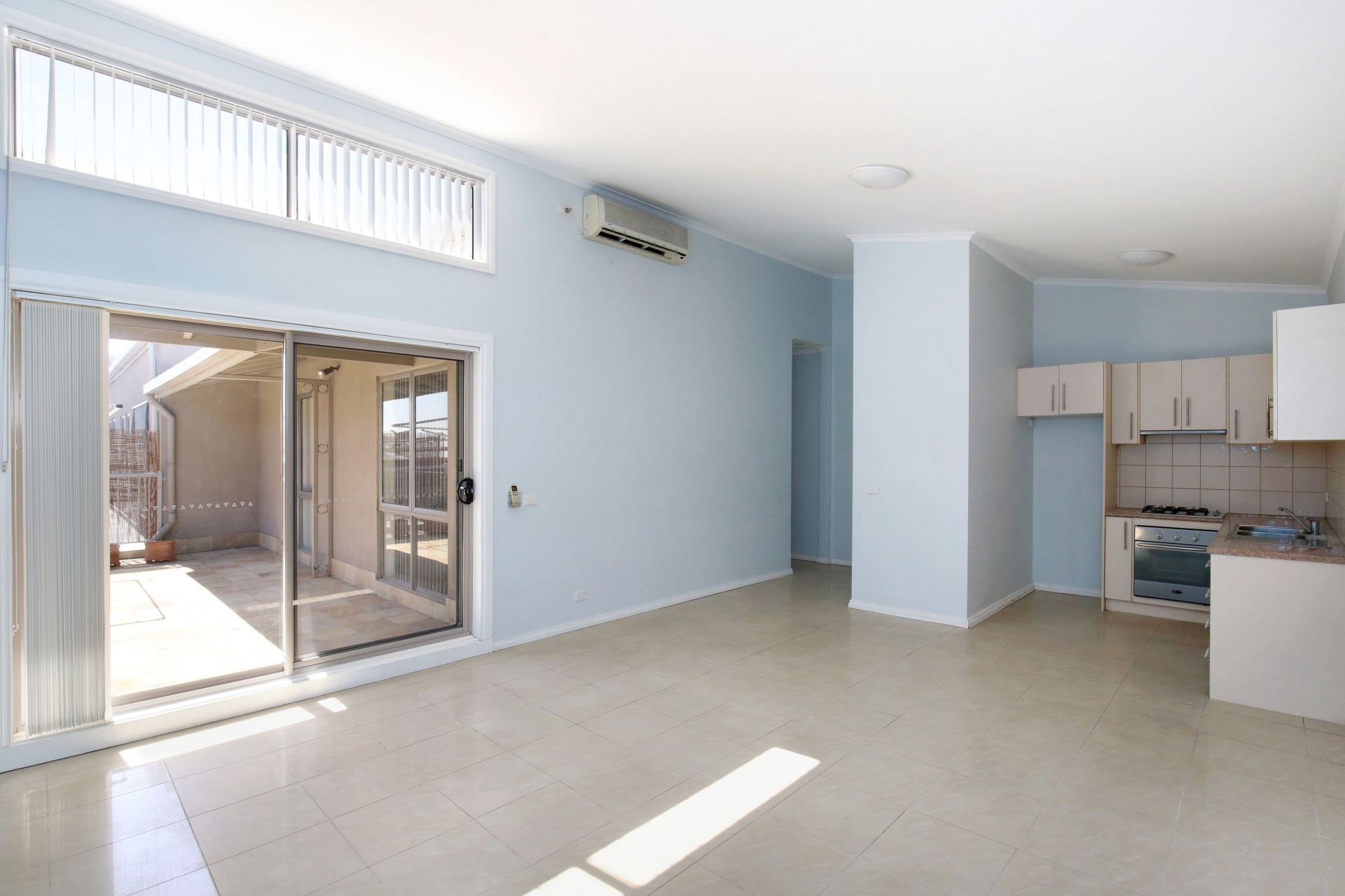 WALKING DISTANCE TO THOMASTOWN TRAIN STATION
