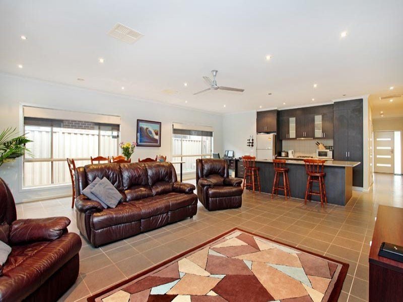10 Duneira Grove, Caroline Springs - Thumbnail 4