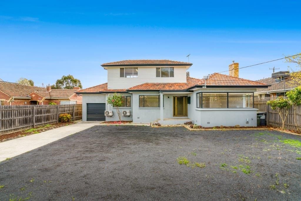 SHARED HOUSE!
Renovated 6 bedroom home and Bungalow ! Rent is for single room!