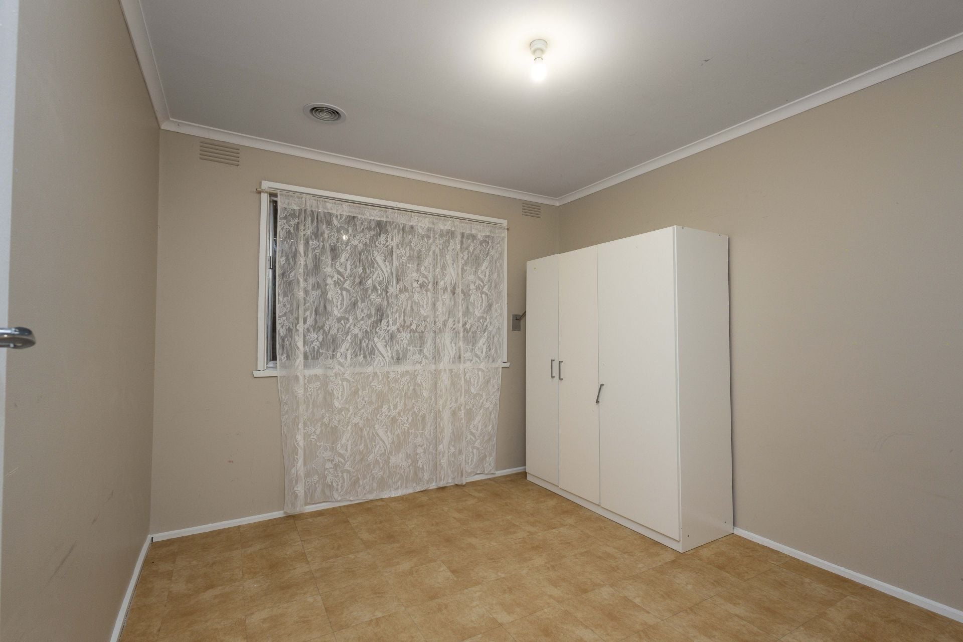 Charming 3-Bedroom Home – Perfect for Families, Convenient Location!