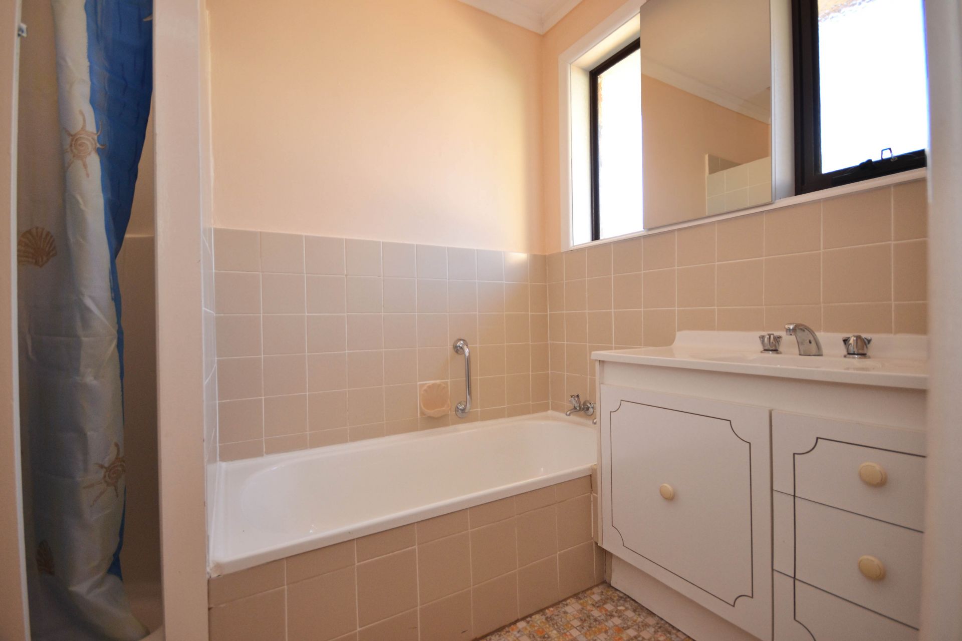 EXTRA LARGE WITHIN WALKING DISTANCE TO PLENTY ROAD SHOPS AND TRAM