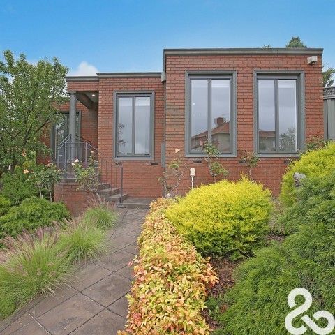 **Executive Family Luxury Living in Ivanhoe**