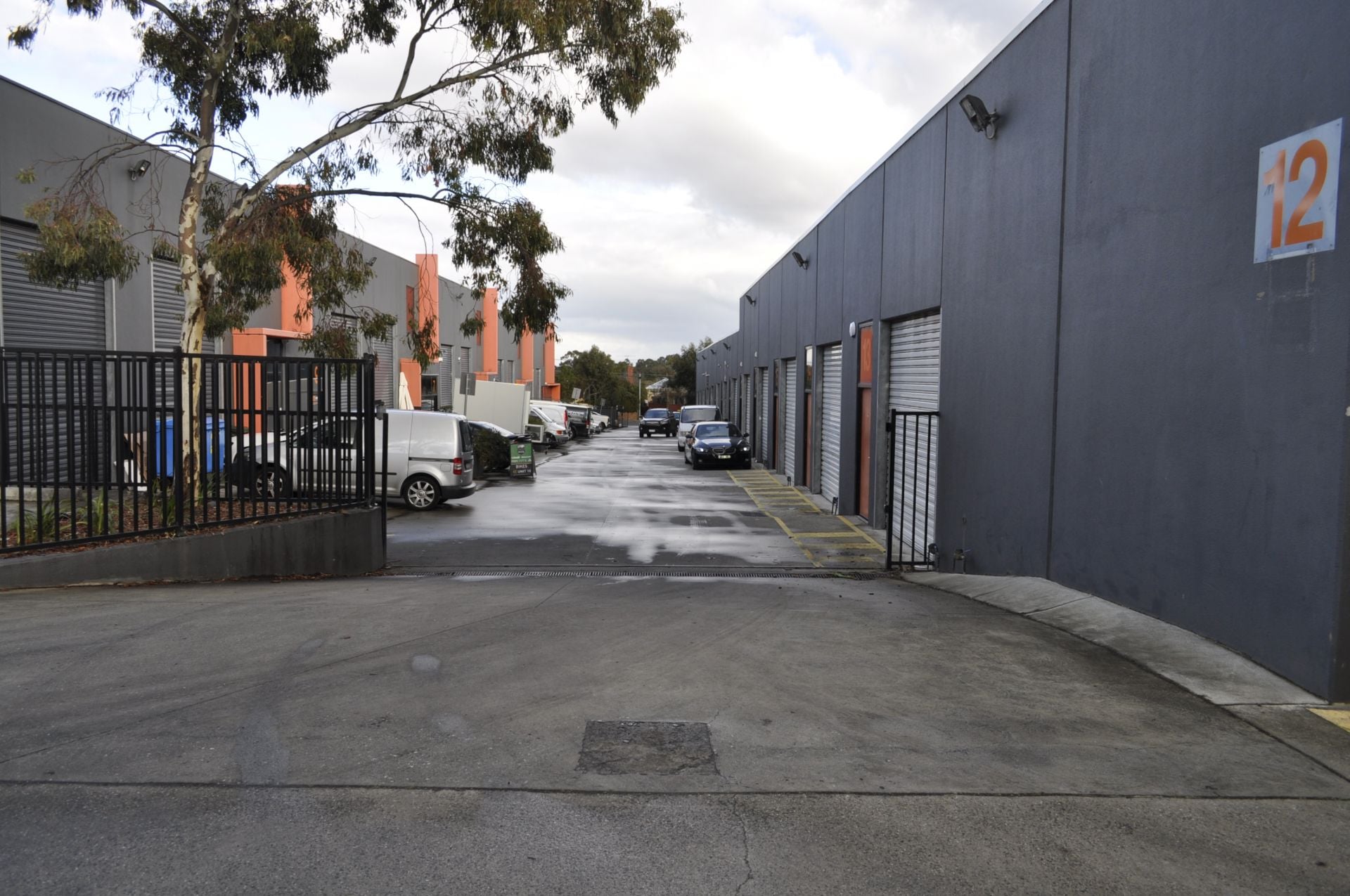 STORAGE UNIT IN EXCELLENT CONDITION!!