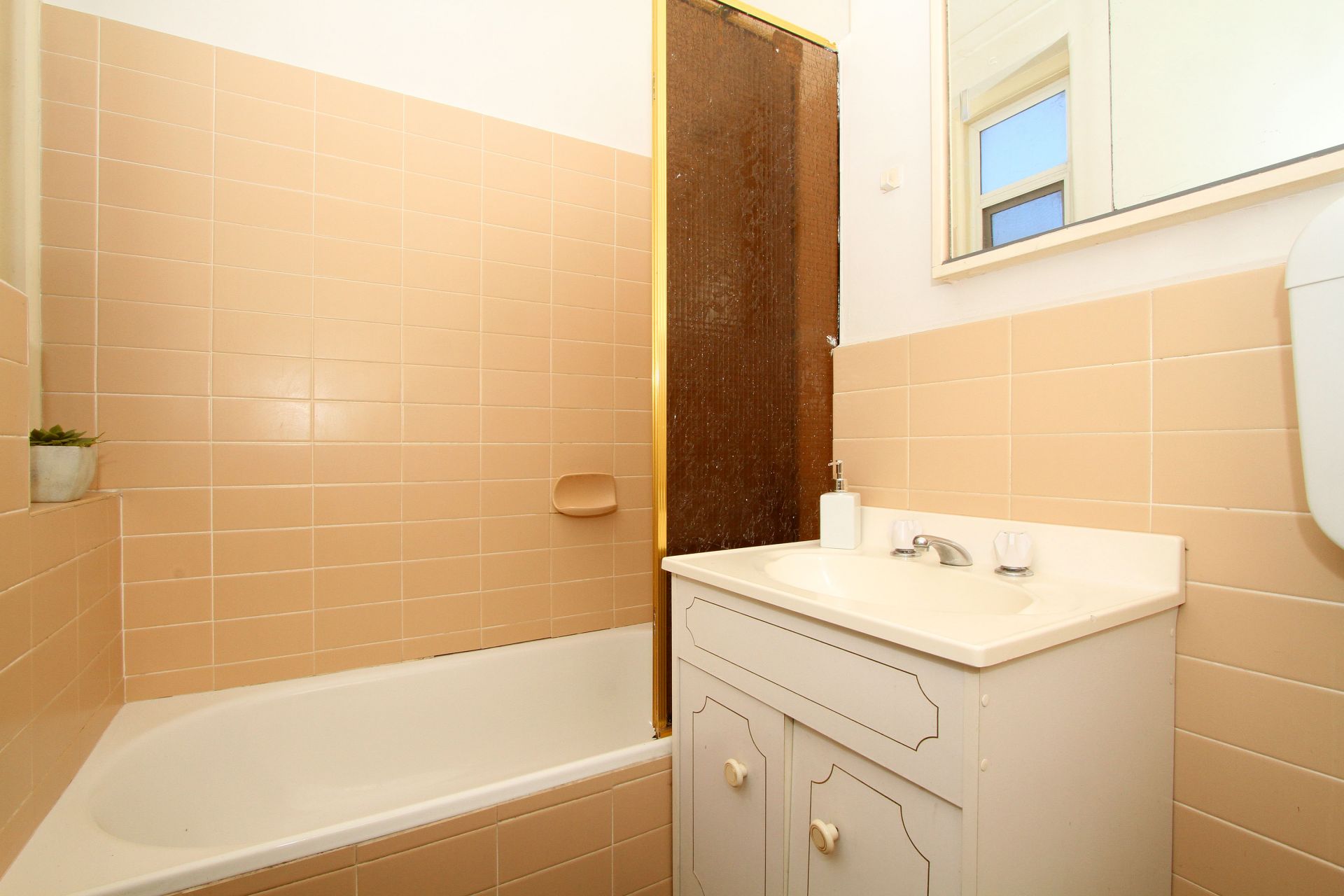 Secure One Bedroom Apartment!