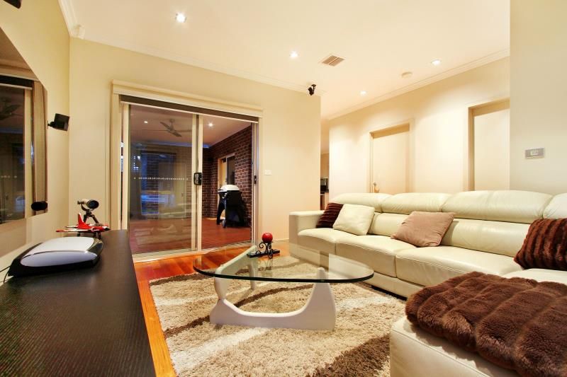 LUXURIOUS TOWNHOUSE!