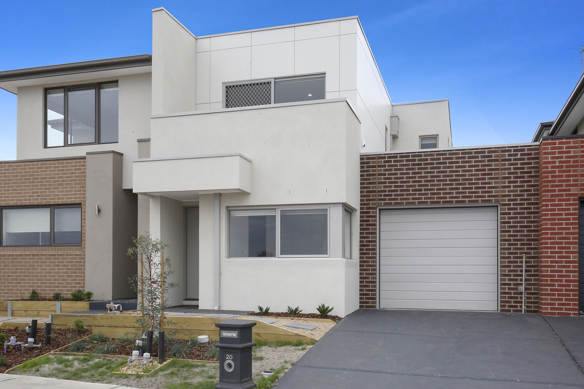 MODERN & SPACIOUS TOWNHOUSE