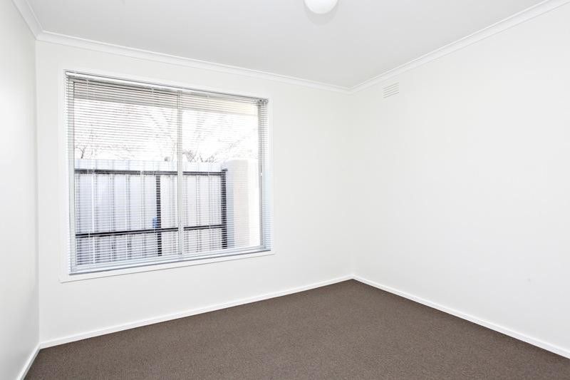 Ready for lease ! Modern low maintenance living in the heart of Preston!!