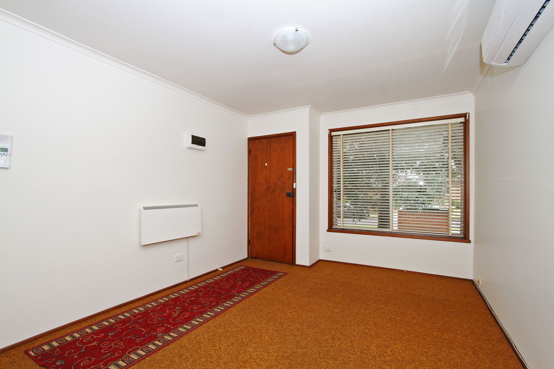 LOCATED IN QUIET STREET!