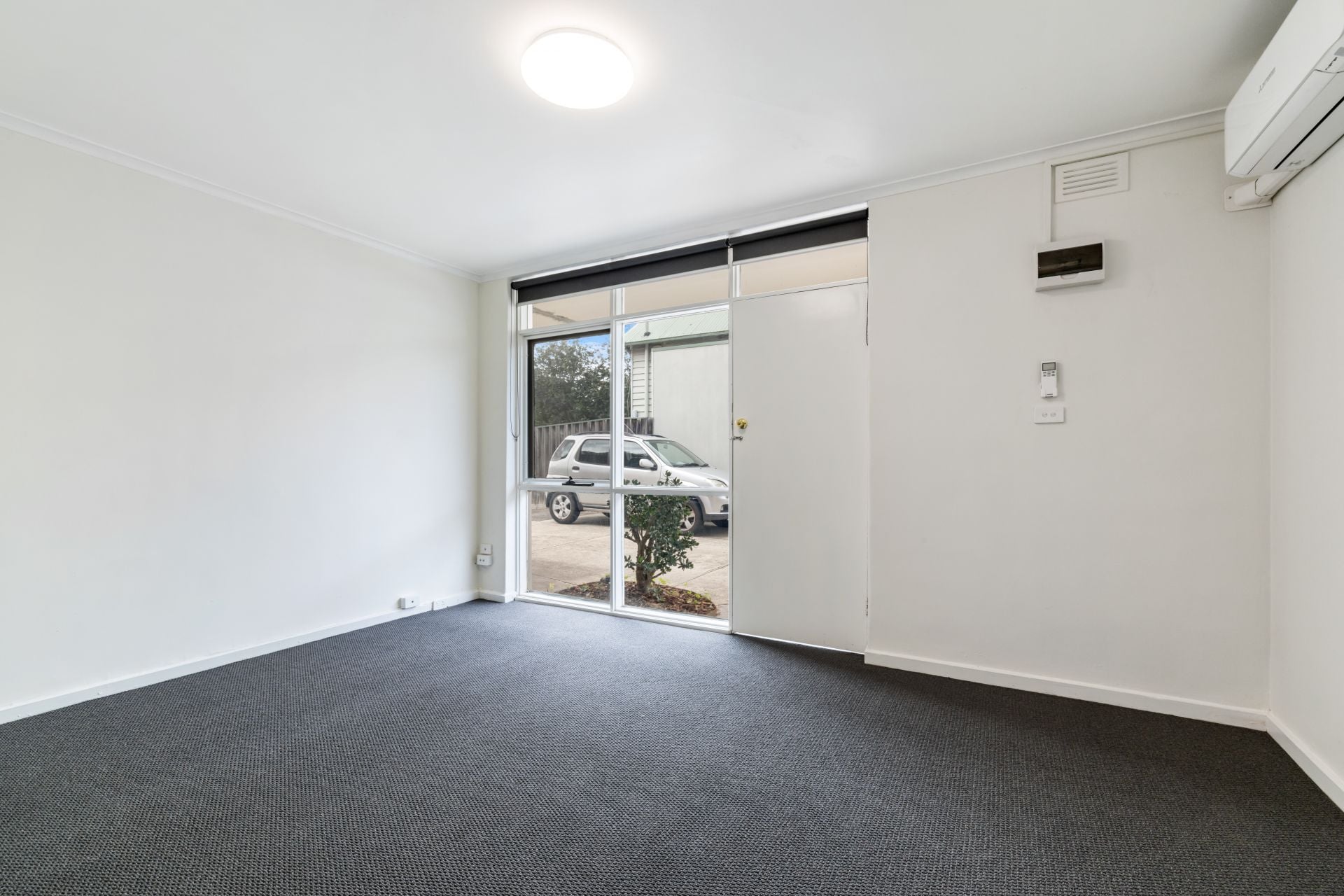 Excellent Location Close to High Street Trams & Shops!