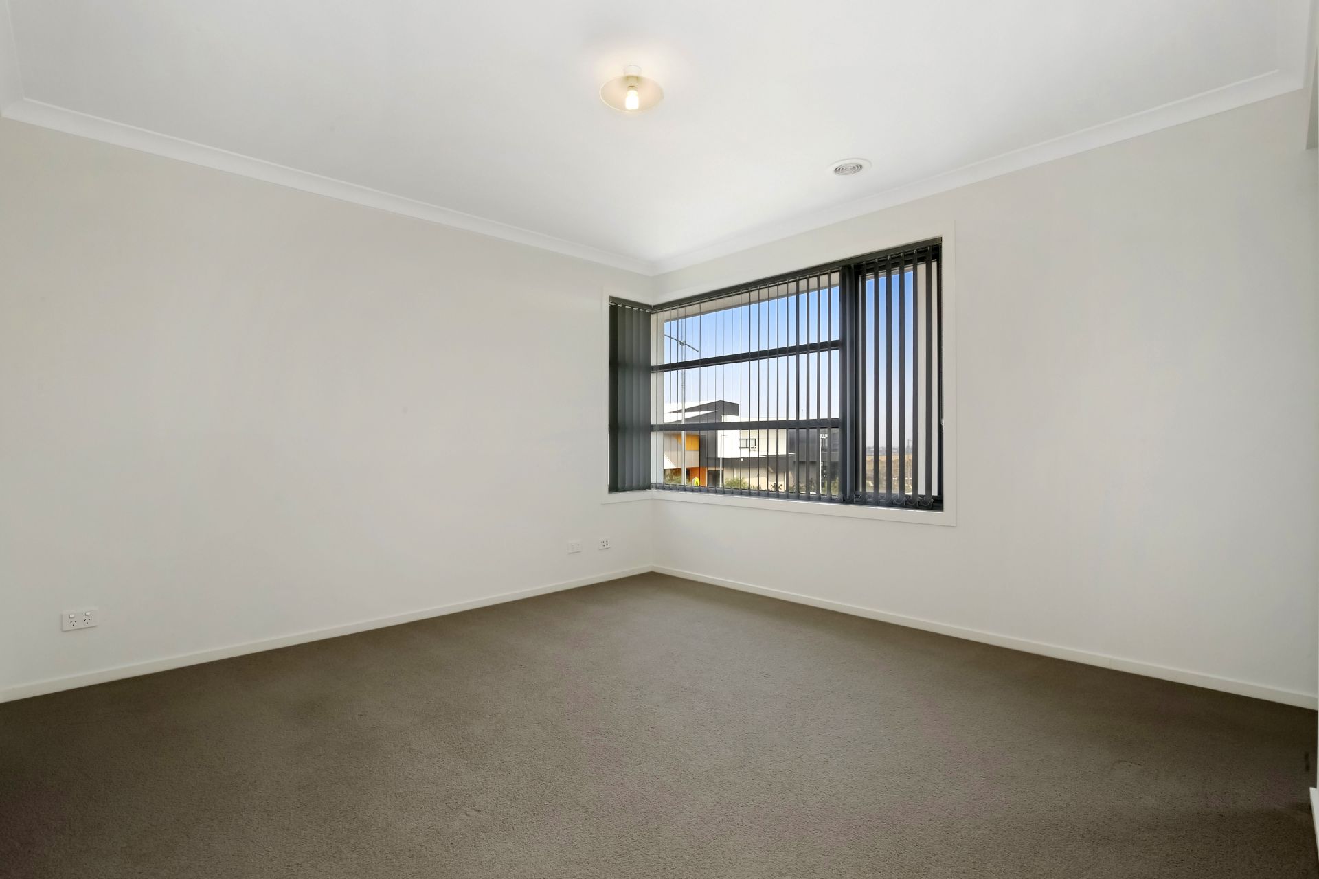 MODERN TOWNHOUSE WELL LOCATED