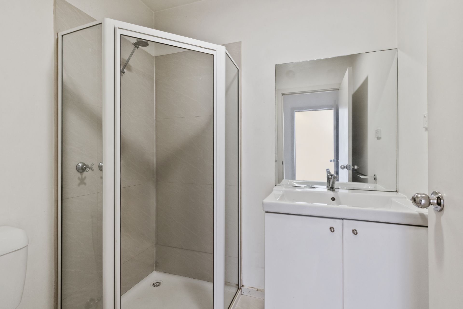 ONE BEDROOM STUDIO APARTMENT IN PRIME LOCATION
