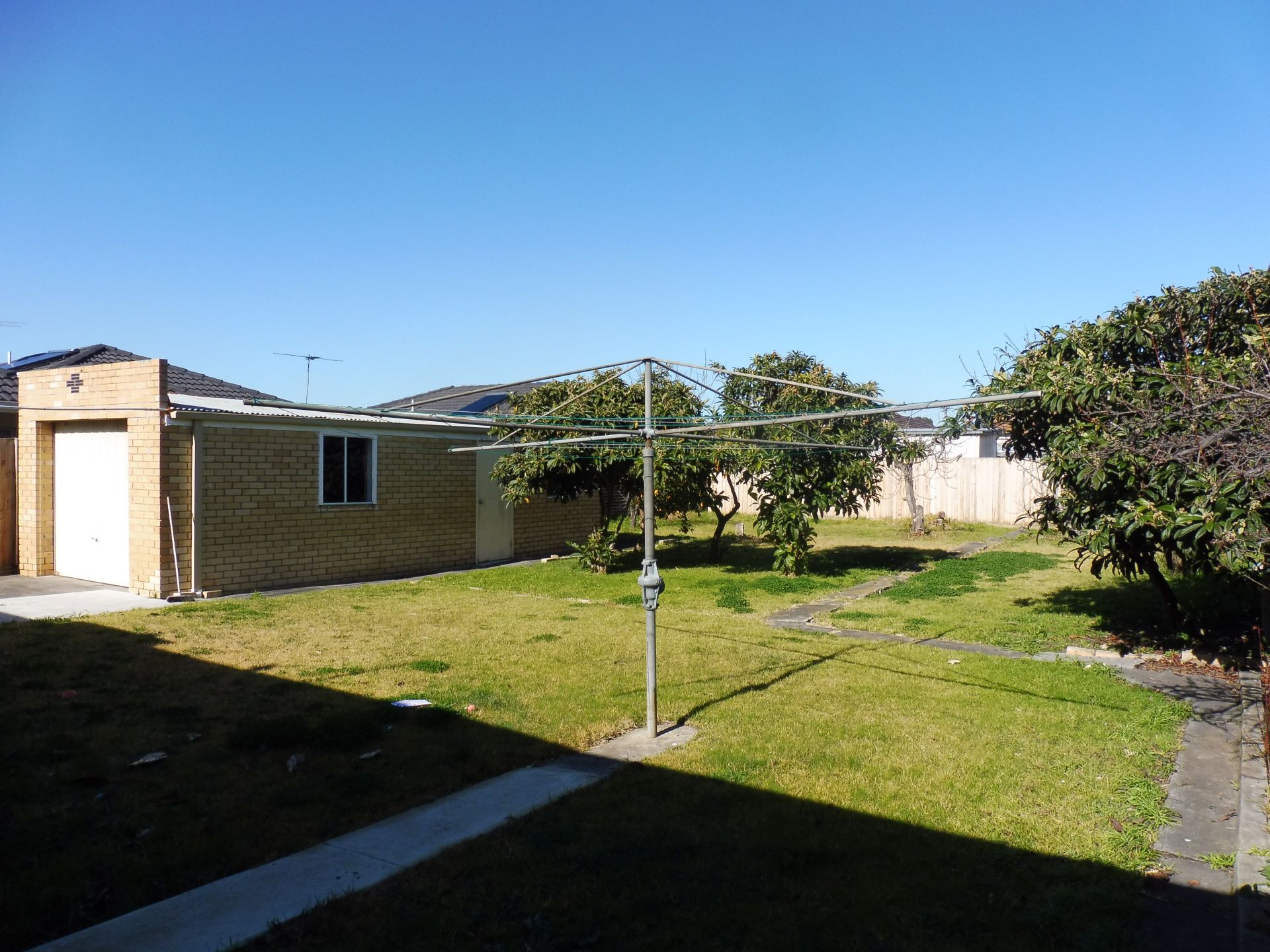 NESTLES CENTRALLY IN THOMASTOWN!