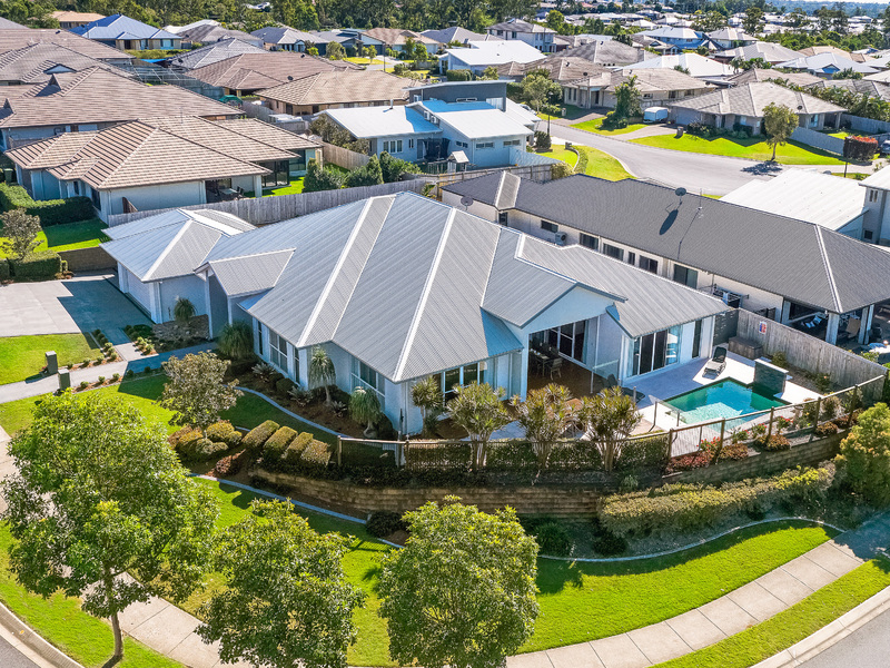 437 SQM OF LUXURY LIVING ON THE LAKE