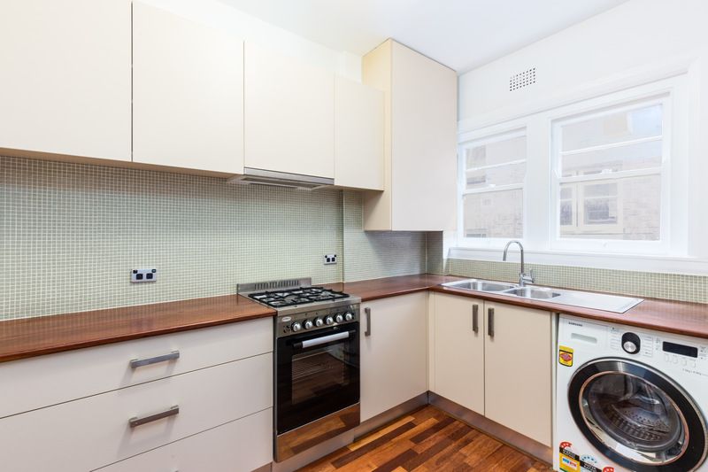 Art Deco Apartment in Convenient Location