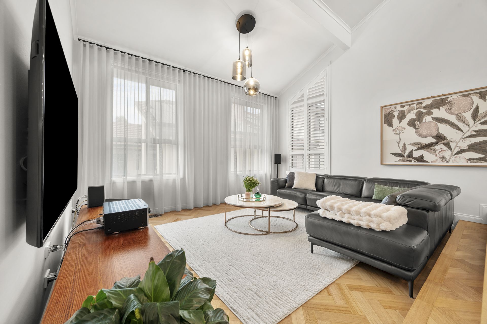 Luxury Living: Complete Salon Set-Up Included!