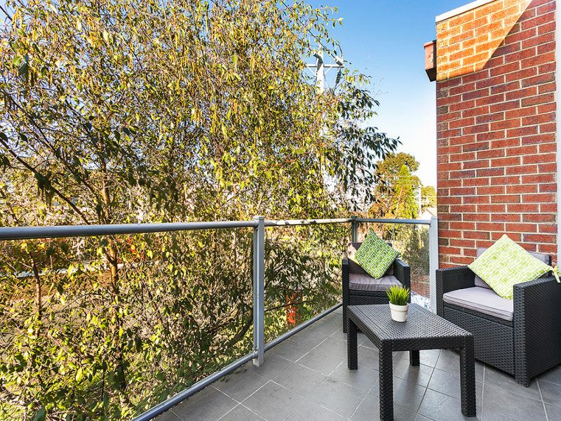 MODERN ELEGANCE WITH A WARM, INVITING AMBIANCE
