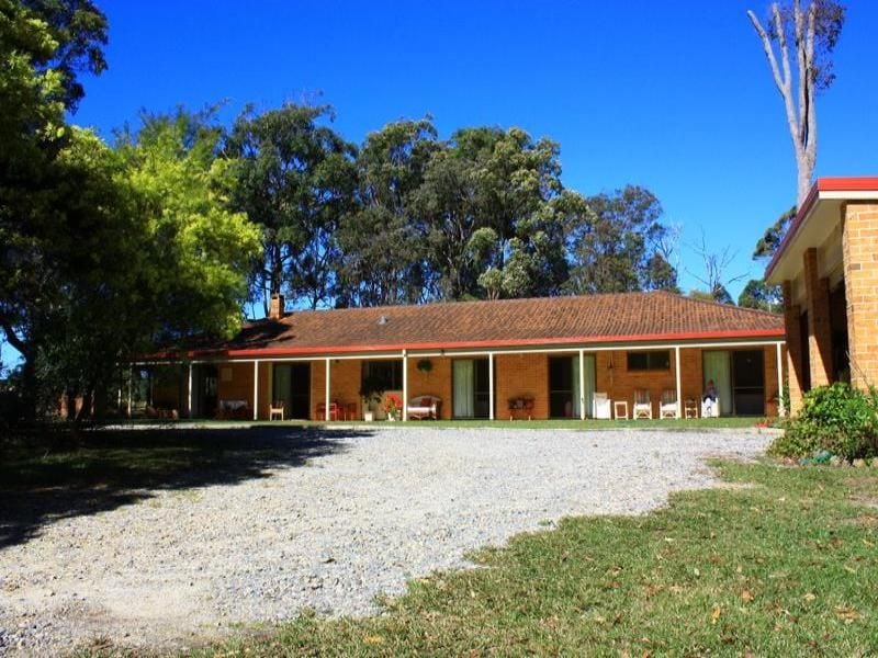 Home on 3 Acres 800m from Beach