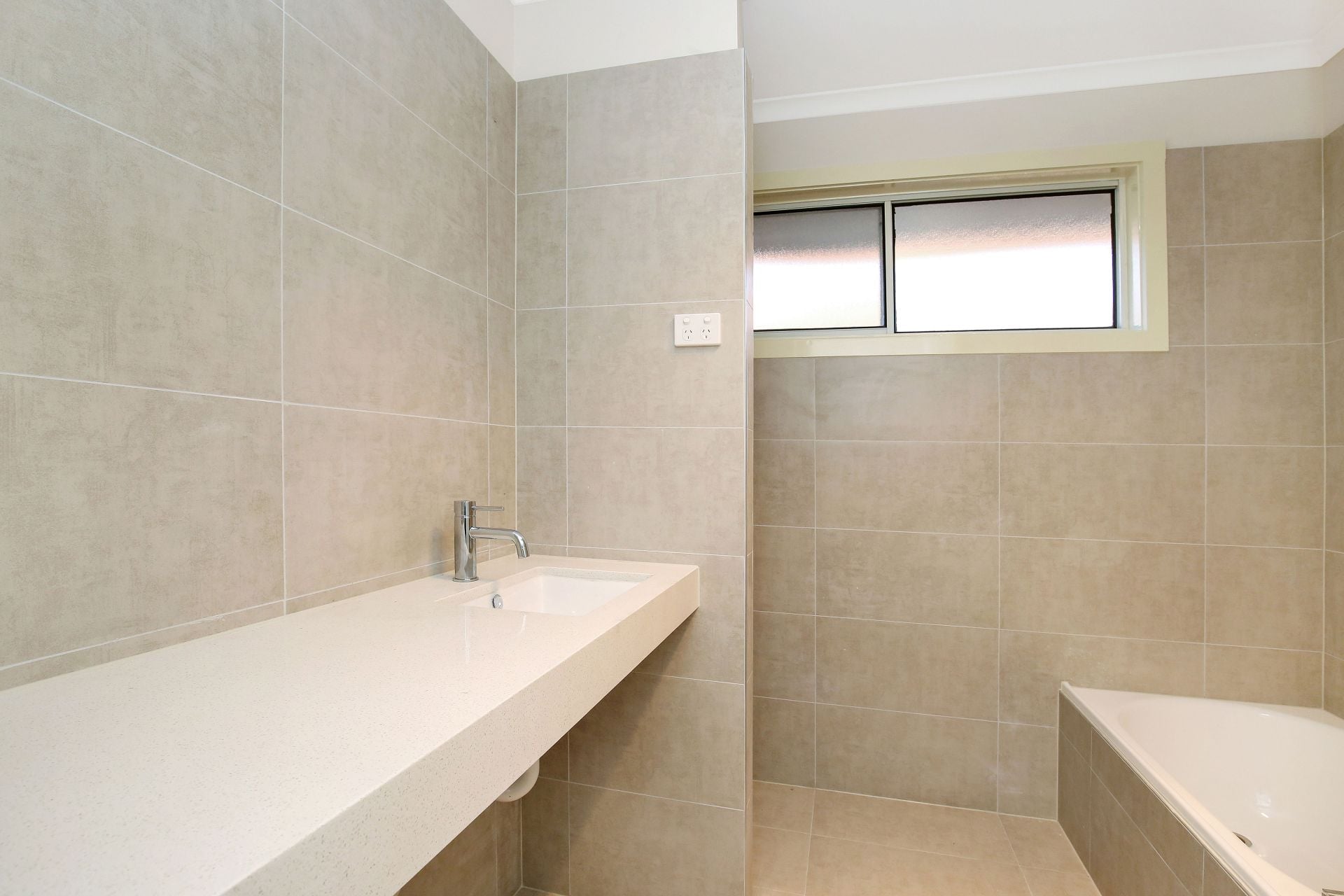 LARGE VILLA UNIT WITH GARAGE & COURTYARD!!!