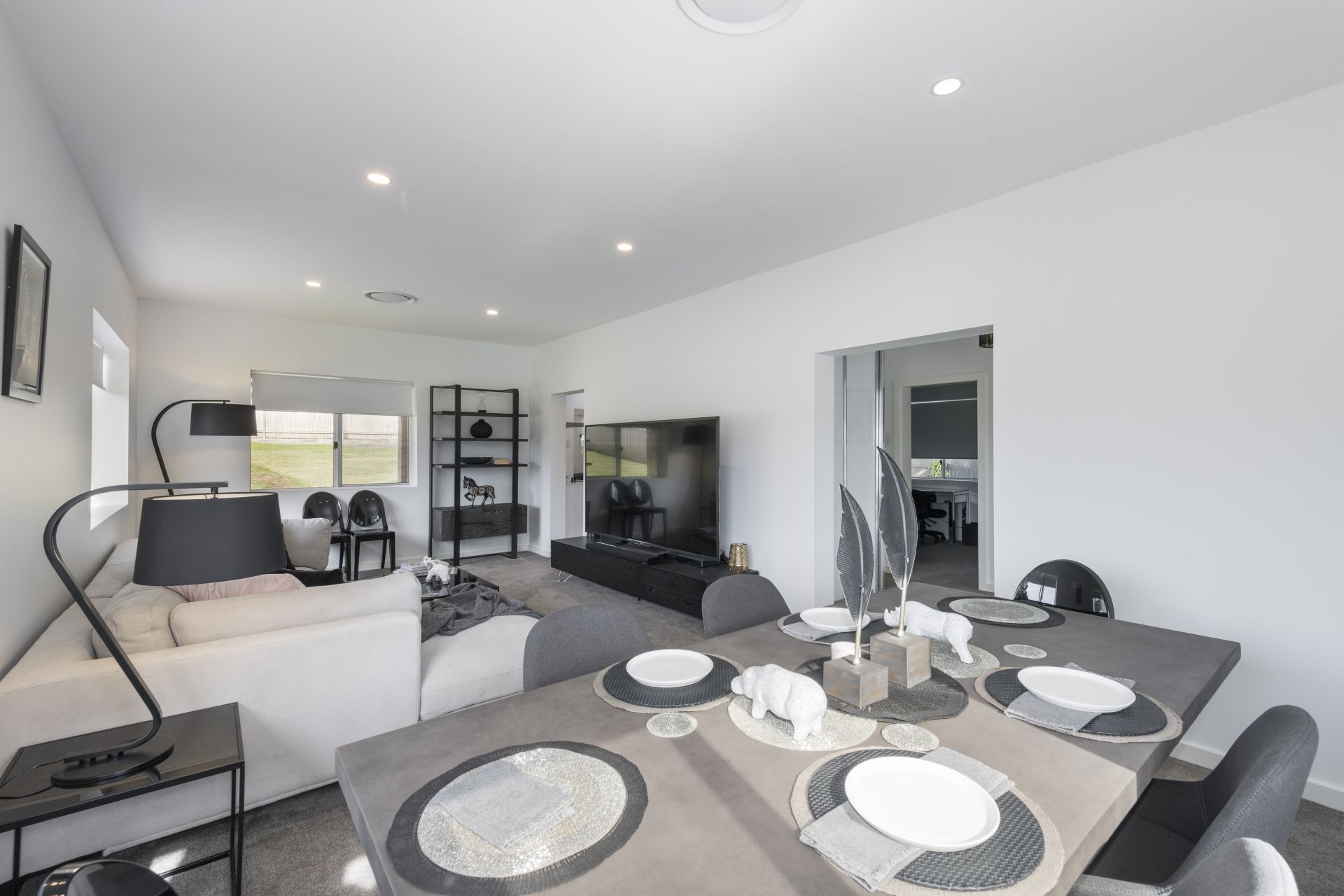 Low Maintenance & Beautifully Renovated on East Side Corner Block with R3 Zoning, Low Maintenance & Beautifully Renovated On East Side Corner Block With R3 Zoning - Thumbnail 6