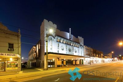 TOP FLOOR SPLIT-LEVEL RESIDENCE IN LANDMARK 'MAJESTIC THEATRE' CONVERSION