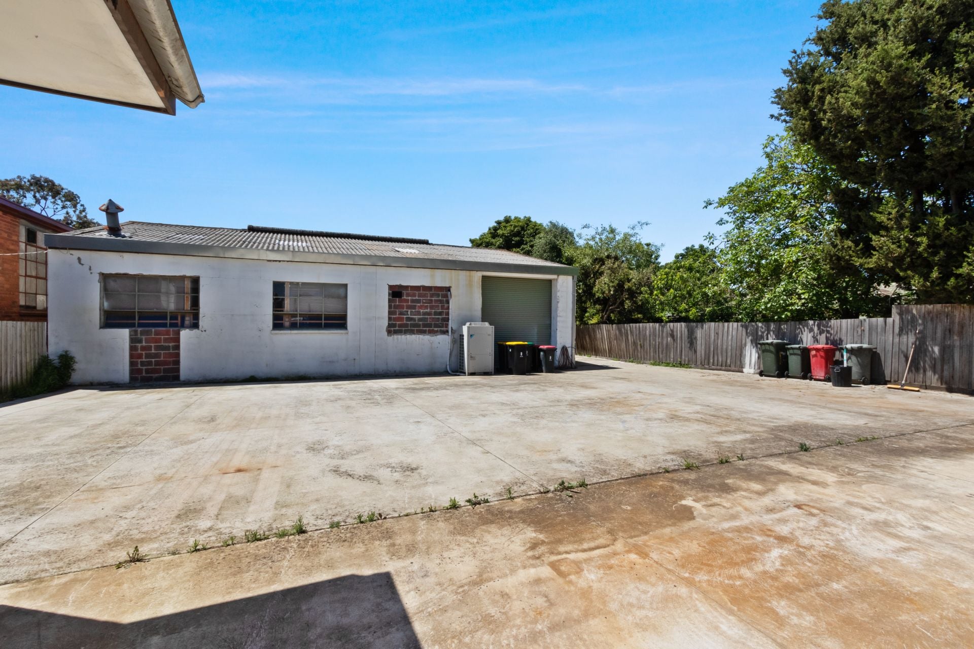 Perfect Blend of Office, Warehouse and Yard!