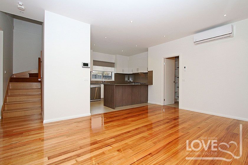 BRAND NEW CONTEMPORARY CHIC