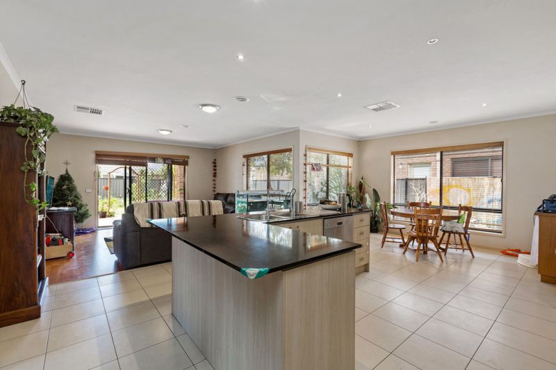 16 Blunden Grange, Point Cook - Thumbnail 6