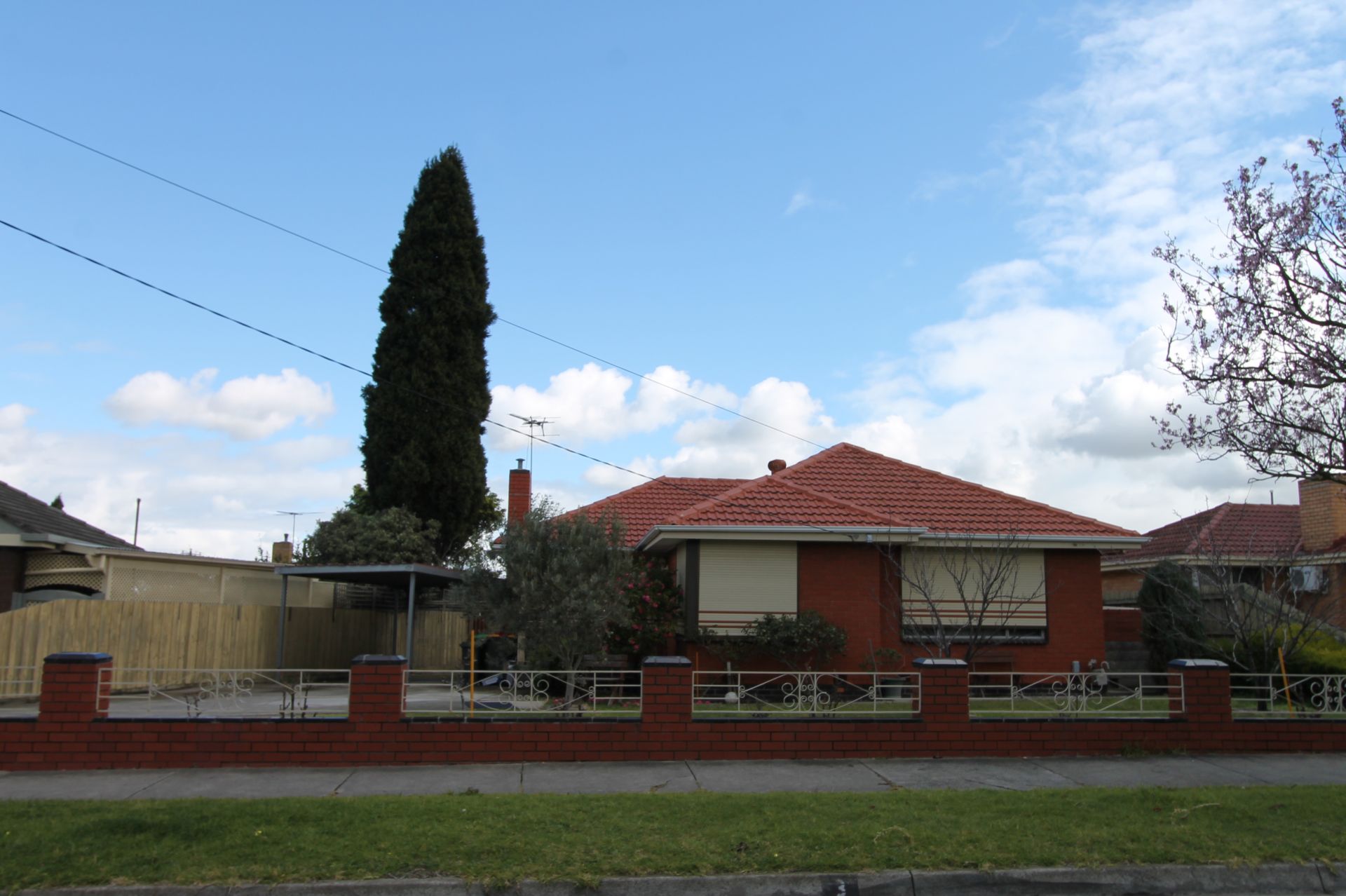 WALK TO THE TRAIN STATION OR THOMASTOWN RECREATION & ACQUATIC CENTRE!