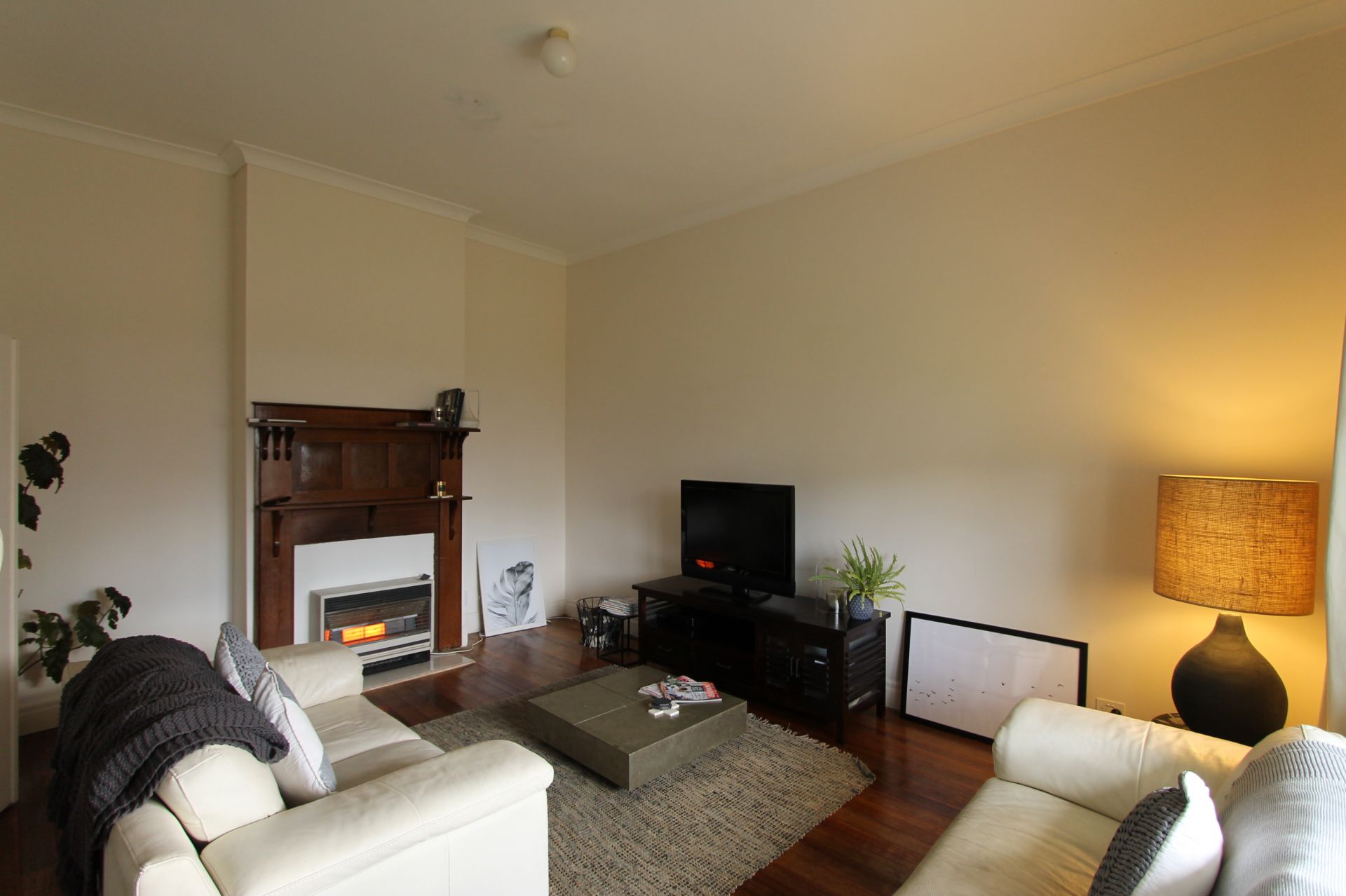 COSY HOME IN OAKHILL ESTATE!!!
