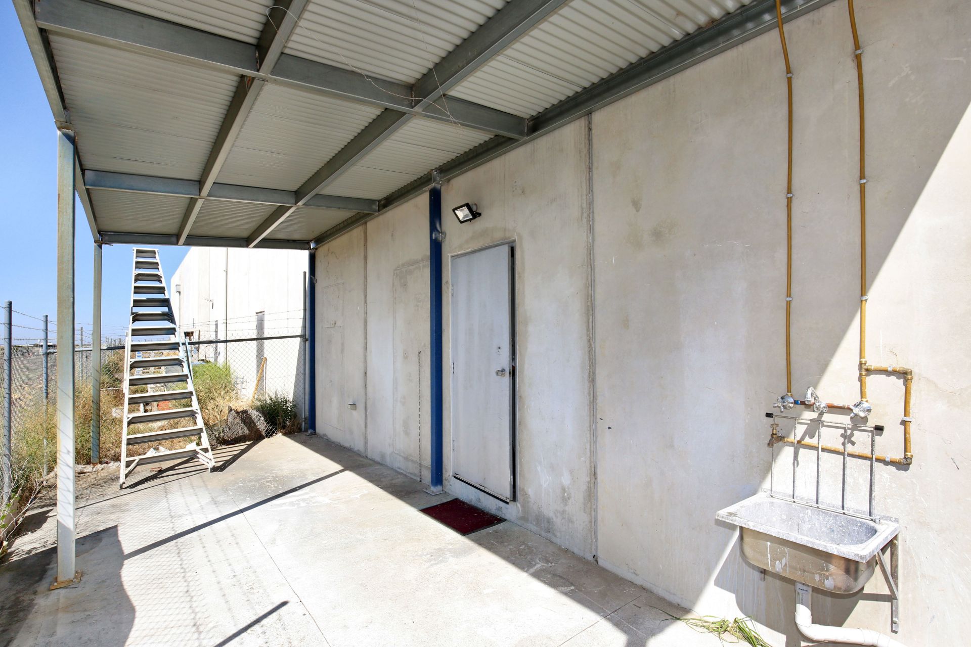 WELL LOCATED WAREHOUSE WITH OFFICE
