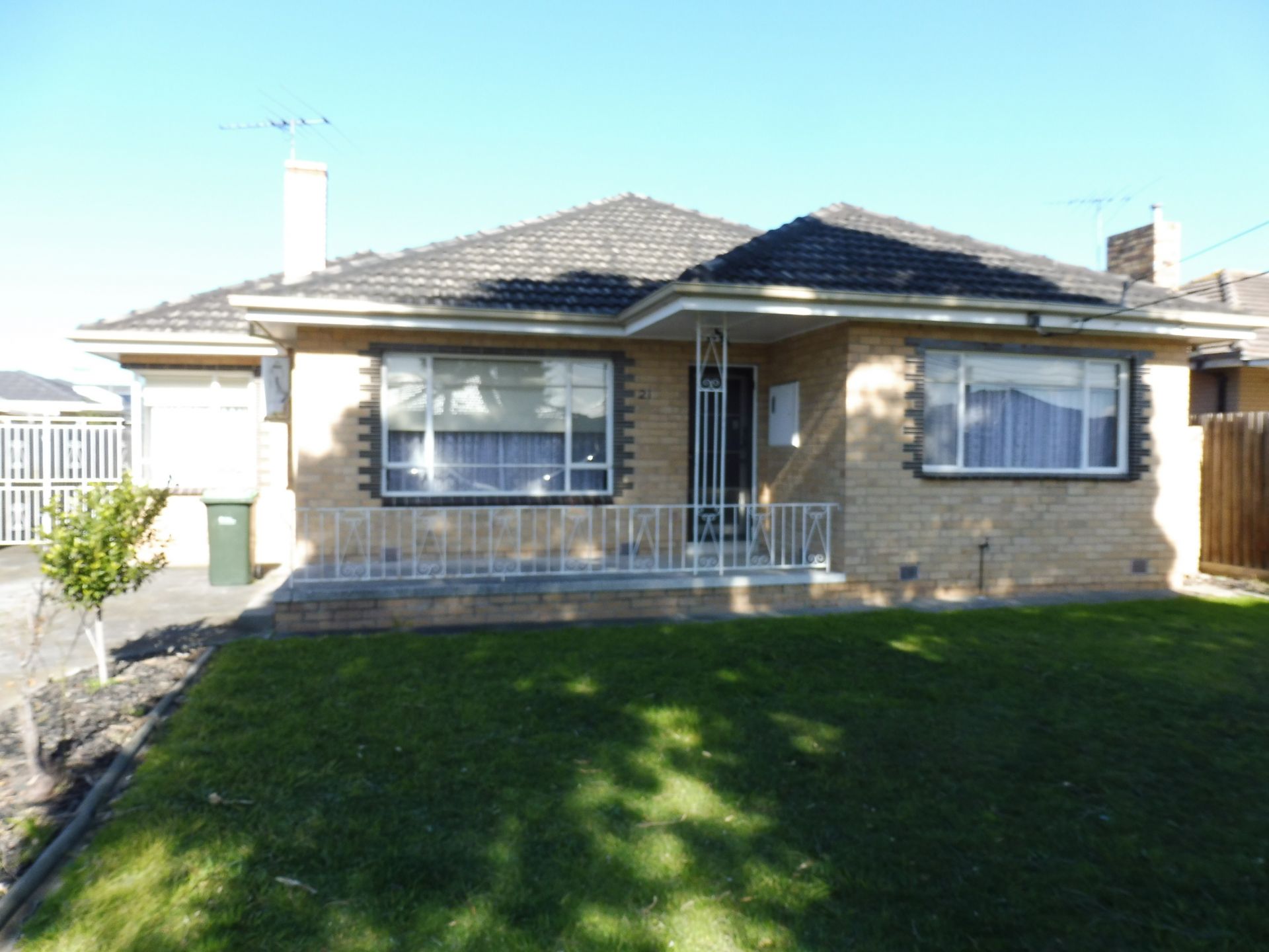 NESTLES CENTRALLY IN THOMASTOWN!