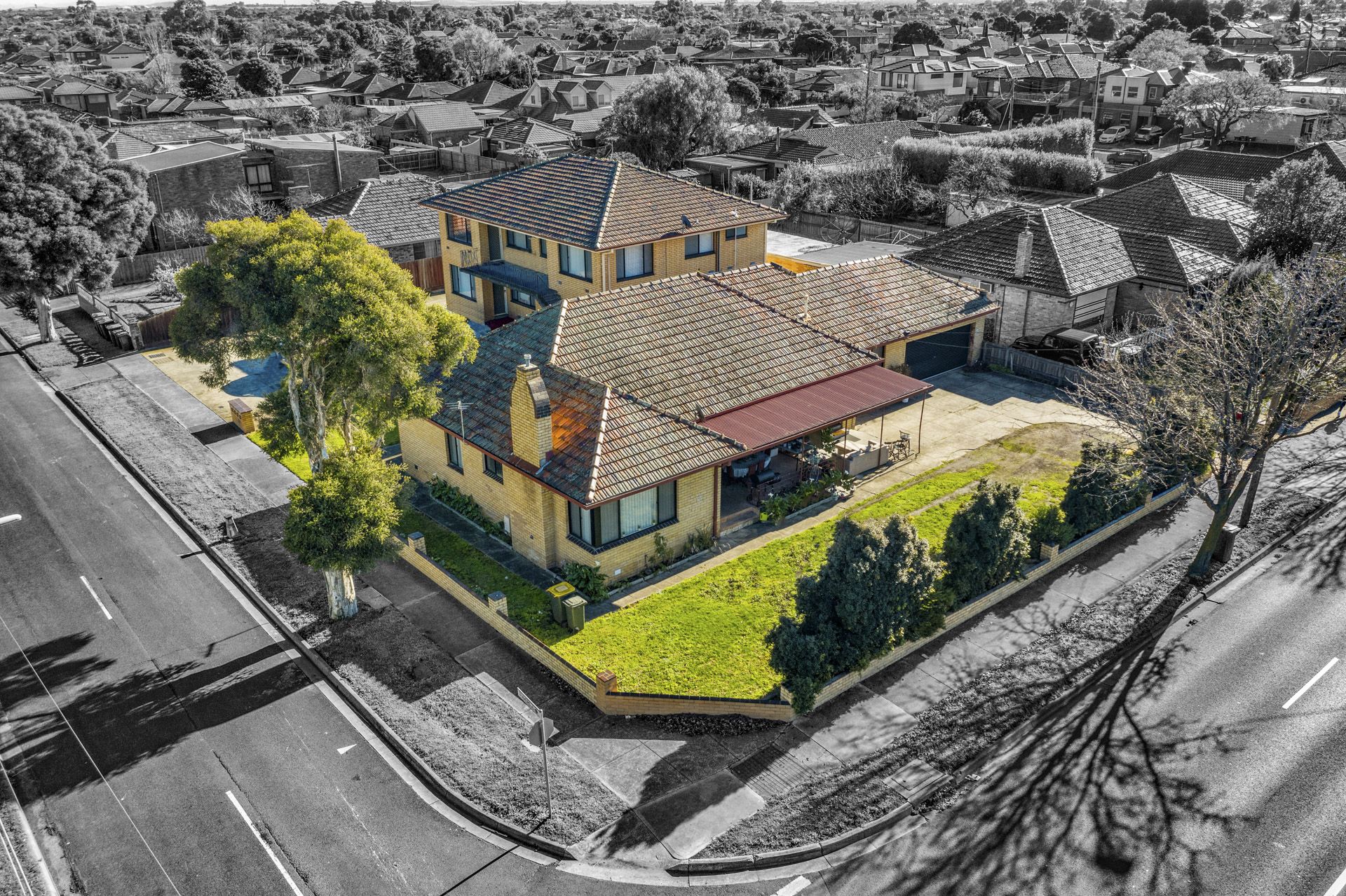 6 UNITS  - CORNER BLOCK APPROX 1110m2 LAND
CURRENTLY RETURNING APPROX $100,000 PER ANNUM.
