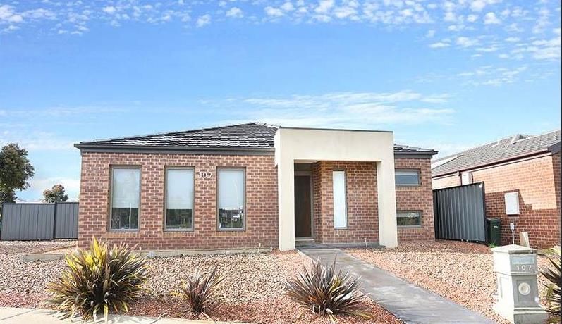 SPACIOUS FAMILY HOME WITH DUAL LIVING AREAS!