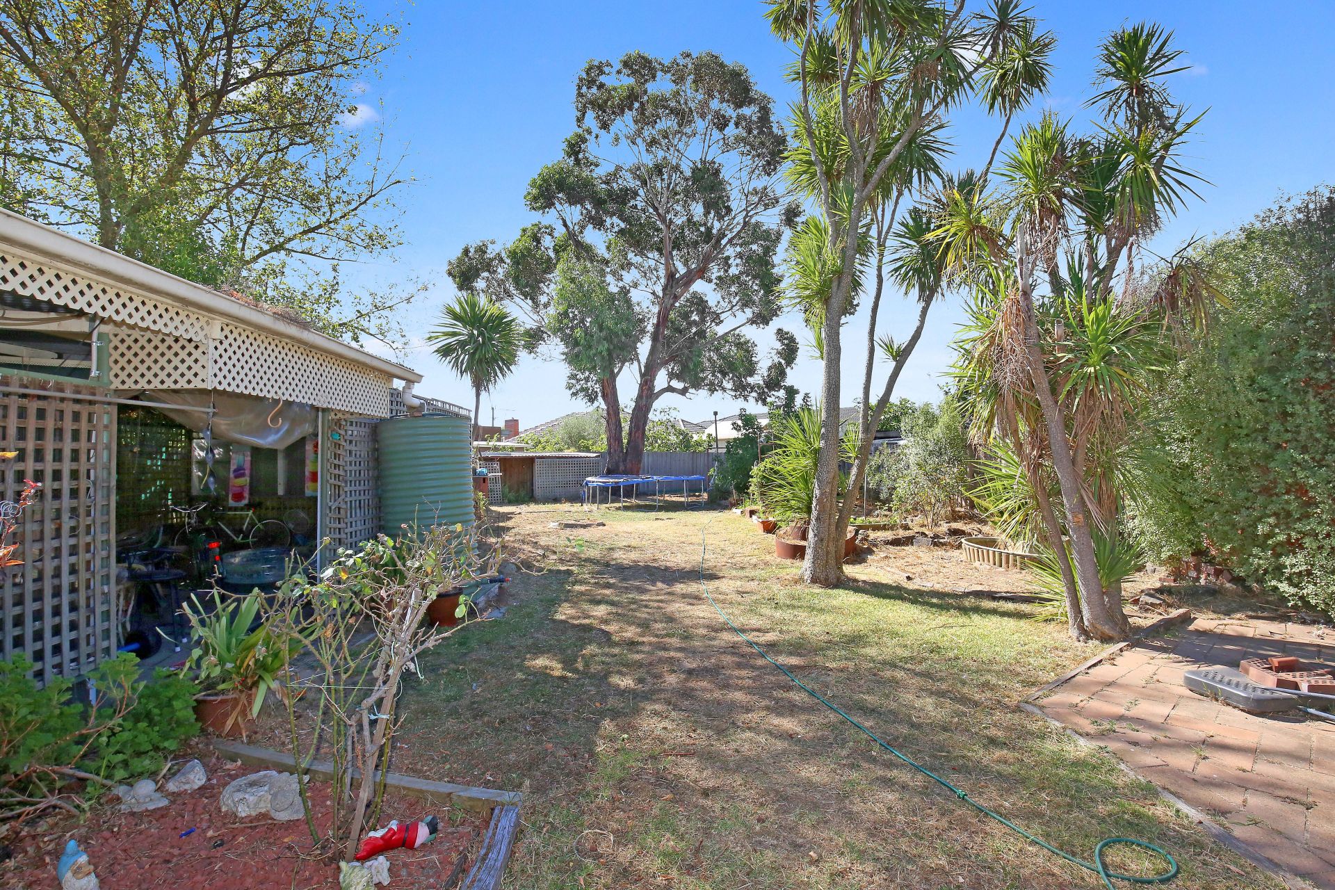 SPOTLESS FAMILY HOME IN GREAT LOCATION & BIG BACKYARD FOR THE KIDS!
