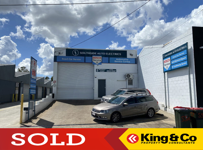 CITY FRINGE FREESTANDER