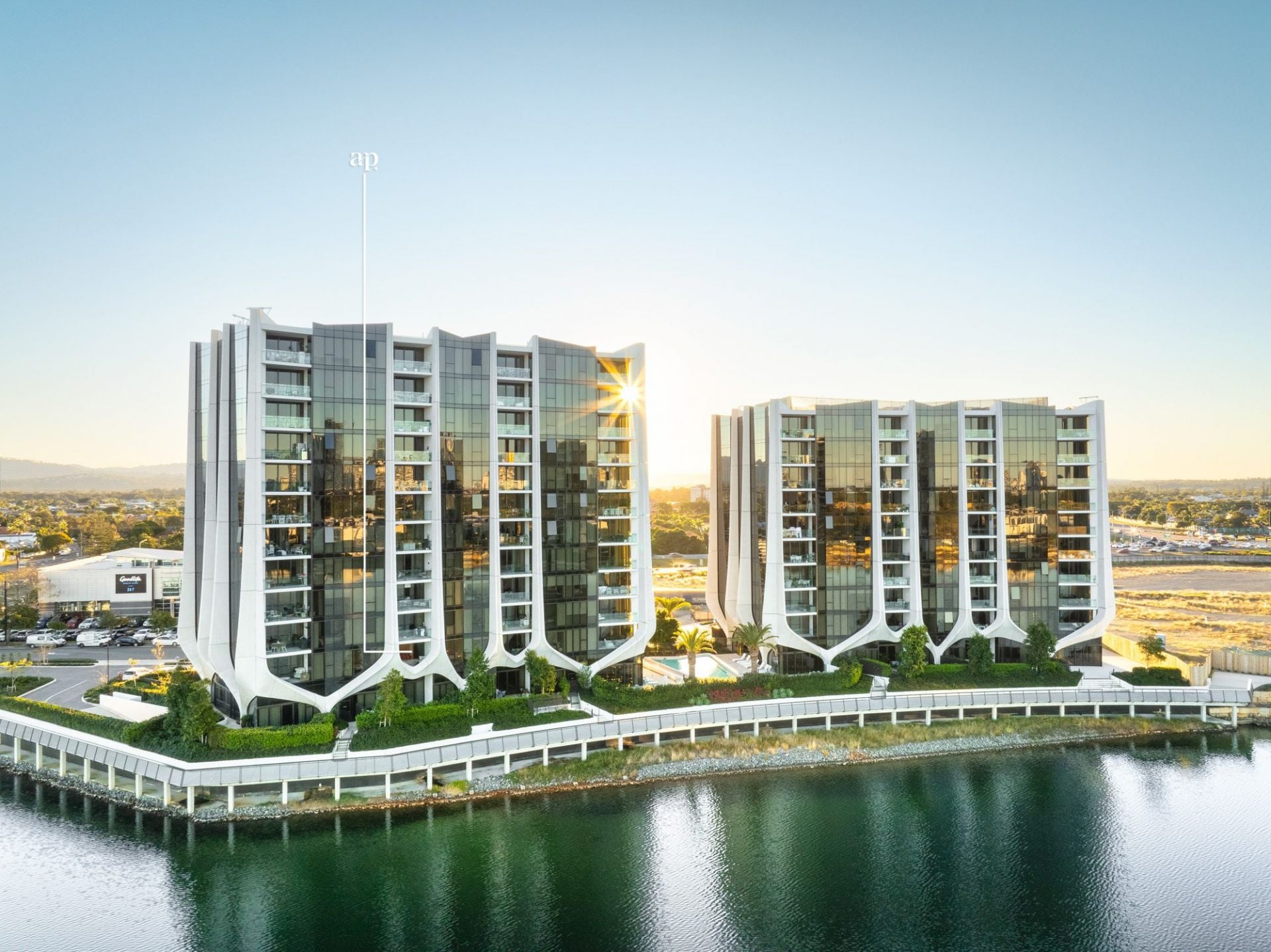 24 The Lanes Boulevard, Mermaid Waters - Thumbnail 2