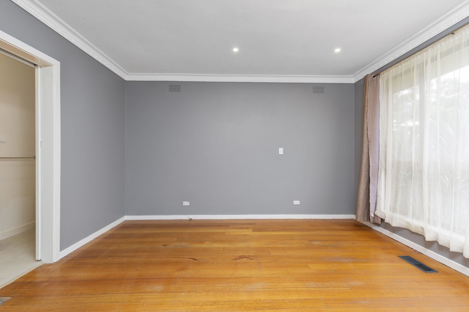 FRESHLY RENOVATED FAMILY HOME IN PERFECTLY LOCATED!