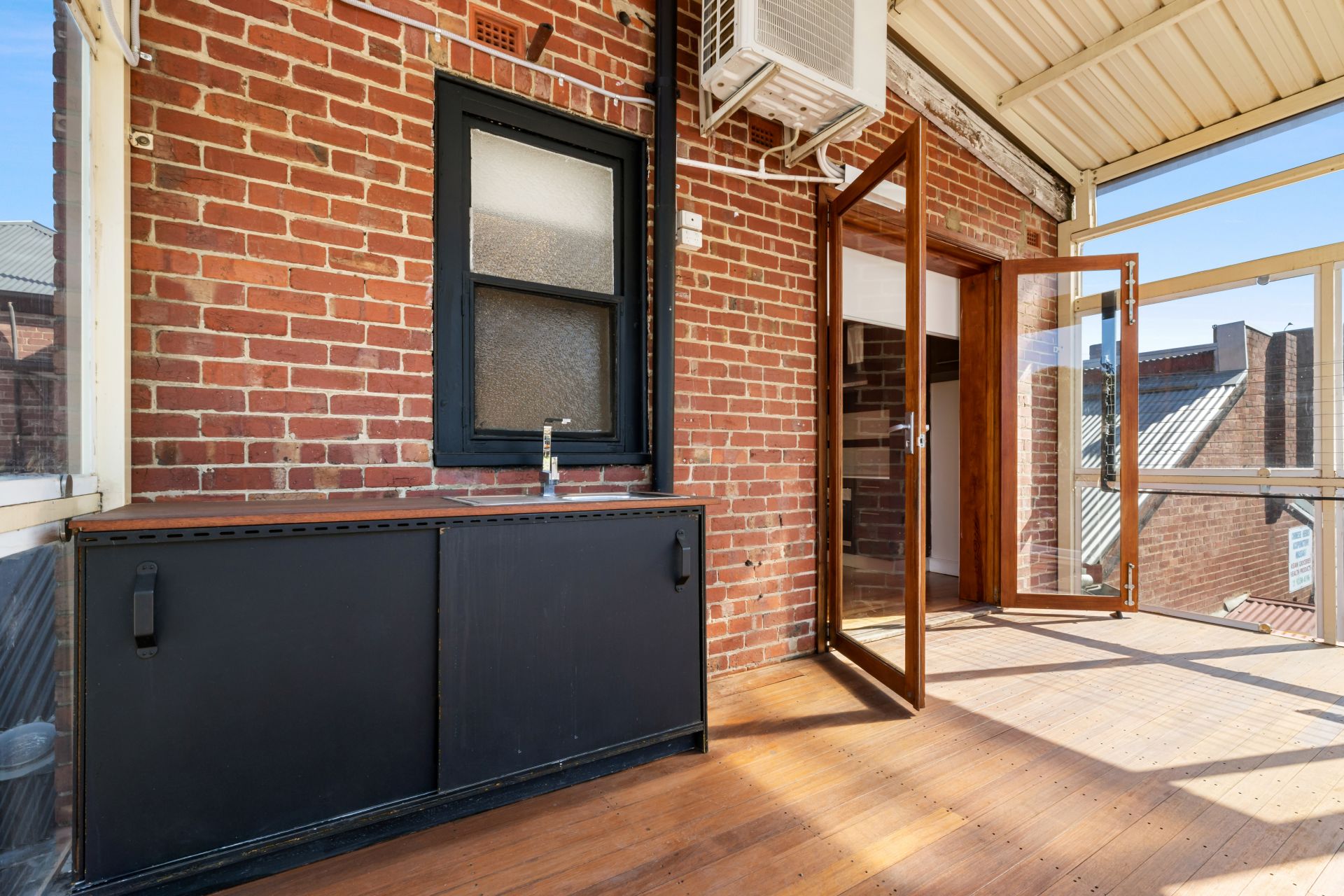 Large apartment in Ideal Locale - ENTRY VIA RUSSELL STREET (COBURG LEISURE CENTRE)
