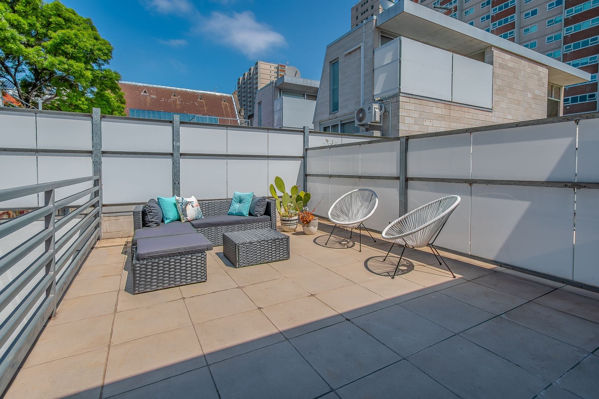A Carefree Slice of Cosmopolitan Living