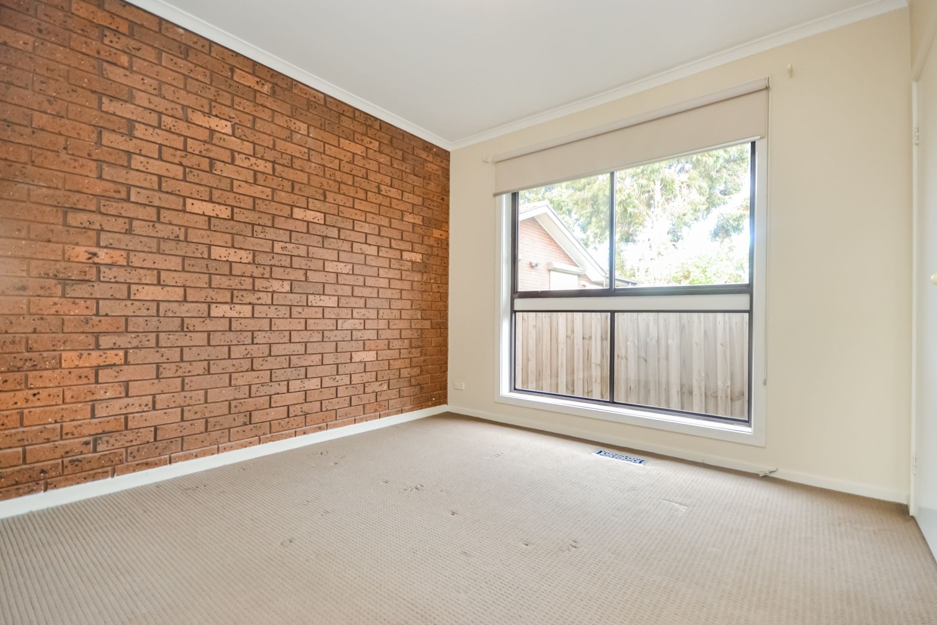 UNDER APPLICATION - NO FURTHER INSPECTIONS AVAILABLE.
AVAILABLE NOW -  1 BEDROOM UNIT - UTILITIES INCLUDED