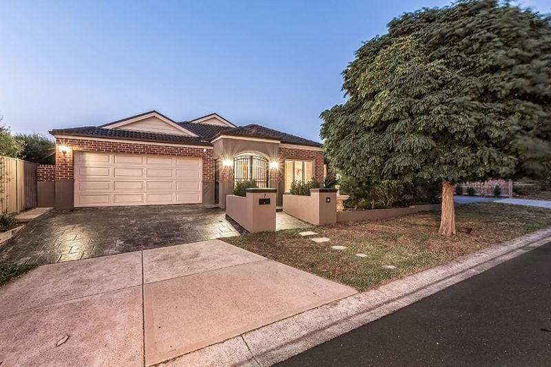 7 Clonandra Lane, Caroline Springs - Thumbnail 2
