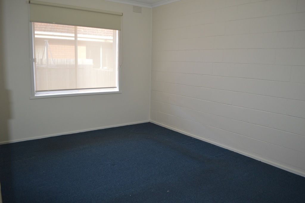 LALOR SHOPS ONE WAY, TRAIN STATION THE OTHER    *Insp Tue 15th Sep @ 4:10pm*