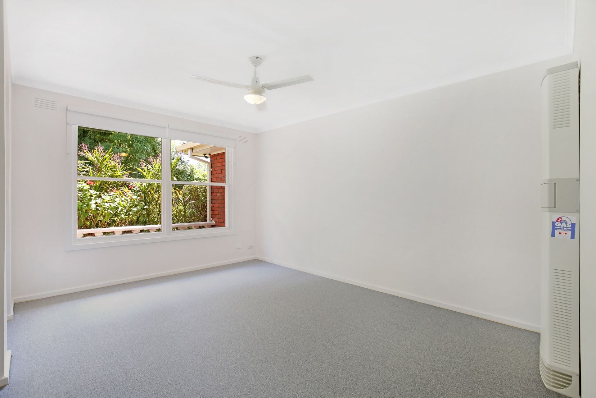 Cosy Unit With Plenty Of Space To Offer!