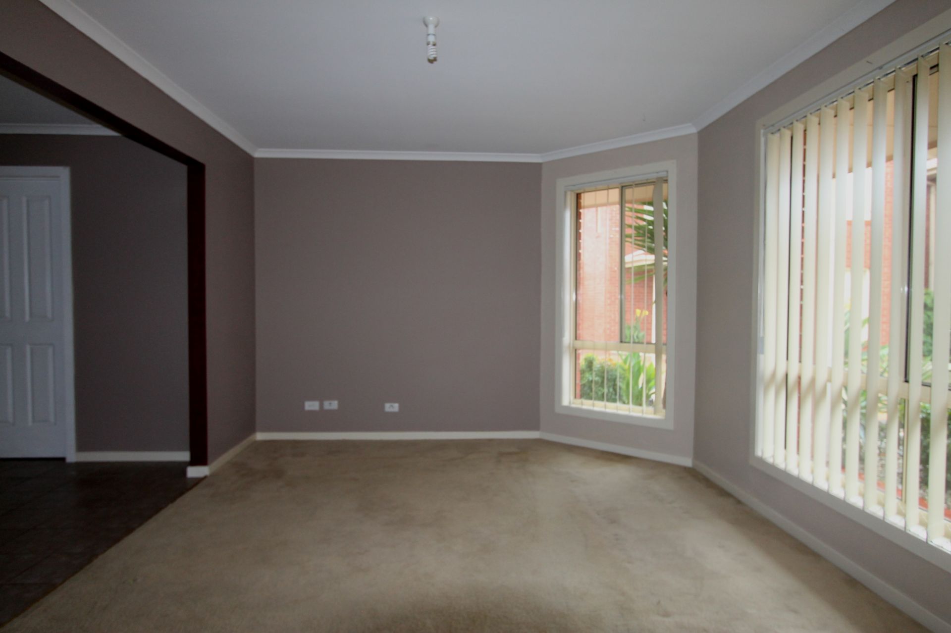MODERN  TOWNHOUSE AT THE RIGHT PRICE